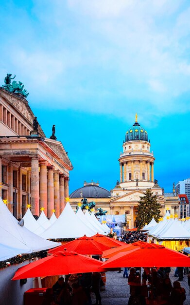 Nachtkerstmarkt van Gendarmenmarkt in Winter Berlijn, Duitsland. Duitse straat Xmas en vakantiebeurs. Adventdecoratie en kraampjes met knutselspullen op de bazaar.