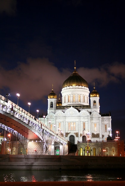 Nachtlandschap de brug door de rivier de Moskva en de kathedraal van Christus de Verlosser in de stad Moskou