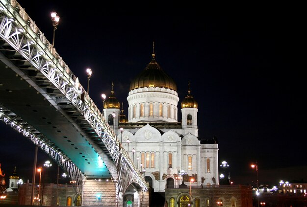 Nachtlandschap de brug door de rivier de Moskva en de kathedraal van Christus de Verlosser in de stad Moskou