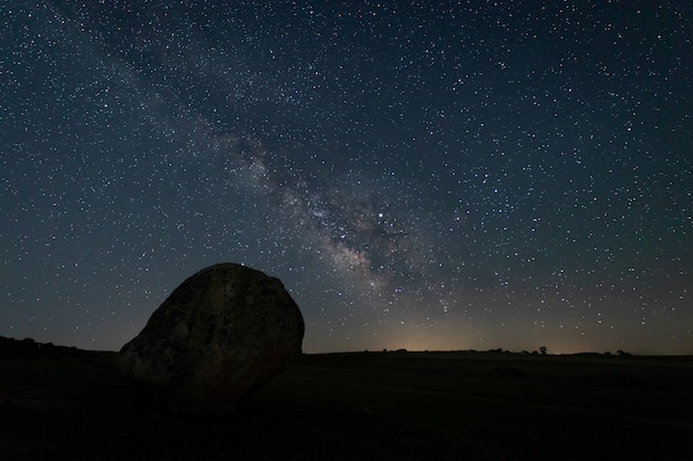 Nachtlandschap met Melkweg dichtbij Malpartida de Caceres. Extremadura. Spanje.