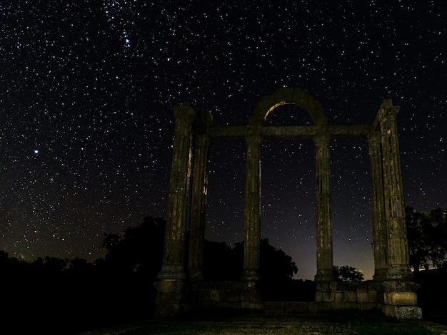 Nachtlandschap met oude Romeinse portiek bekend als Los Marmoles. Extremadura. Spanje.