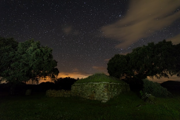 Nachtlandschap met oude structuur dichtbij Montehermoso. Extremadura. Spanje.