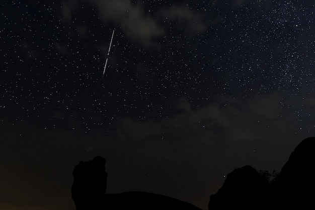 Nachtlandschap met Perseïden-meteoor in Barruecos. Spanje.