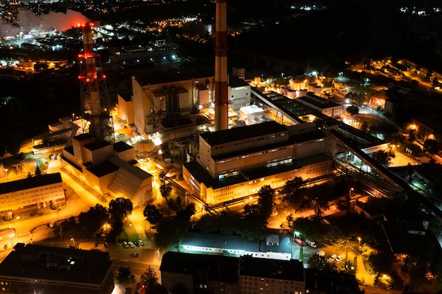 Nachtlandschap van de industriële elektriciteitscentrale met luchtfoto van lichten