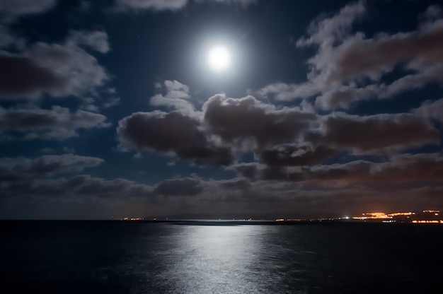 Nachtlandschap van de kust met bewolkte hemel