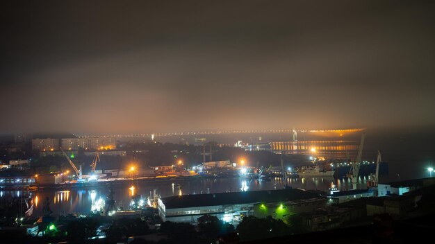 Nachtlandschap van het stadslandschap van Vladivostok