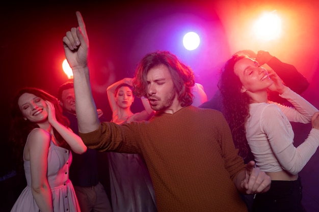 Foto nachtleven met dansende mensen in een club