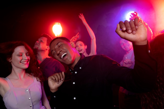 Nachtleven met dansende mensen in een club