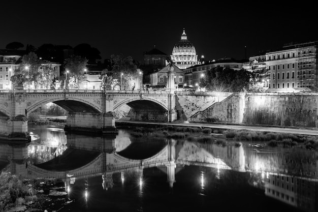 Nachtmening bij St. Peter kathedraal in Rome, Italië