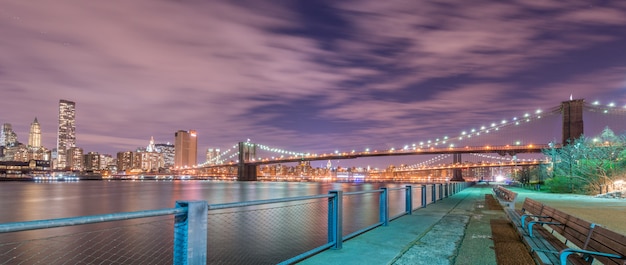 Nachtmening van de brug van Manhattan en van Brooklyn