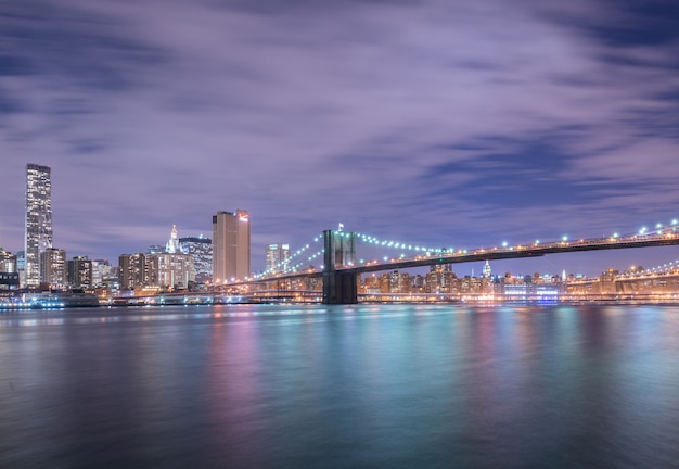 Nachtmening van de brug van manhattan en van brooklyn