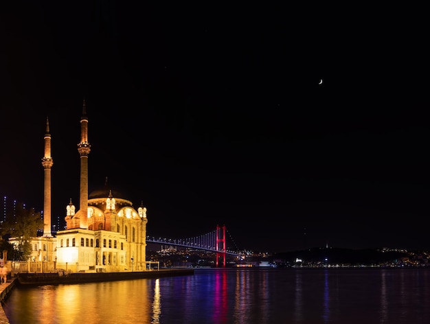 Nachtmening van de Ortakoy-Moskee Istanboel Turkije