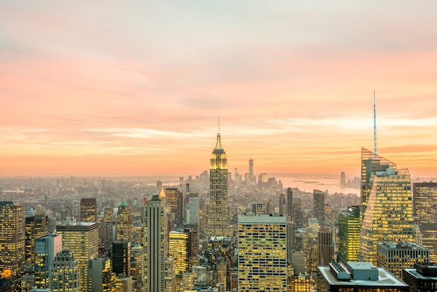 Nachtmening van New York Manhattan tijdens zonsondergang