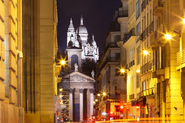 Nachtmening van sacrecoeur-basiliek of basiliek van het heilige hart van jezus en notredame de lorette