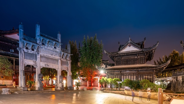 Nachtmening van straatgebouwen in de oude stad van Huizhou