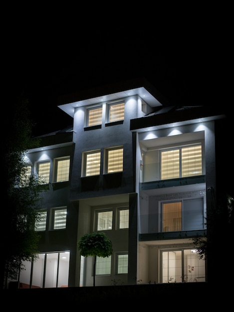 Nachtmening van wit mooi modern huis