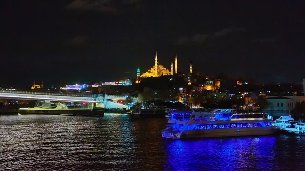 Nachtopname van de Gouden Hoorn Metro-brug of Halic-brug overlappende Suleymaniye-moskee Istanbul, Turkije