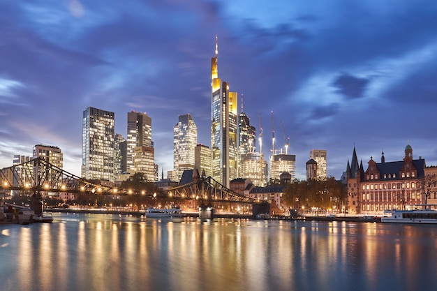 Nachtopname van de skyline van Frankfurt Duitsland