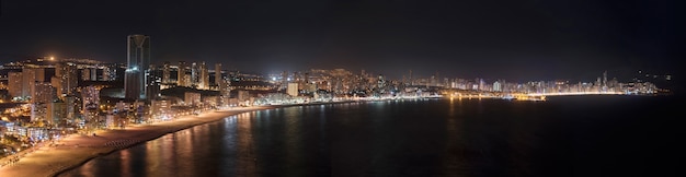 Nachtpanorama van benidorm stadshorizon, in de provincie van alicante, spanje.