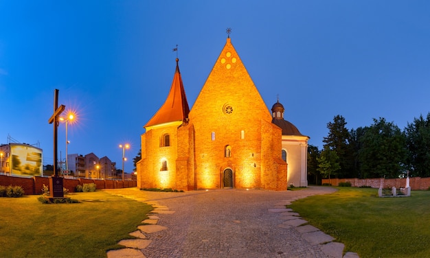 Nachtpanorama van de kerk van Sint-Jan van Jeruzalem buiten de muren in Poznan, Polen