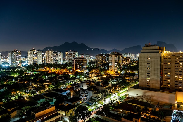 Nachtpanorama van de stad Rio de Janeiro vanuit vogelperspectief