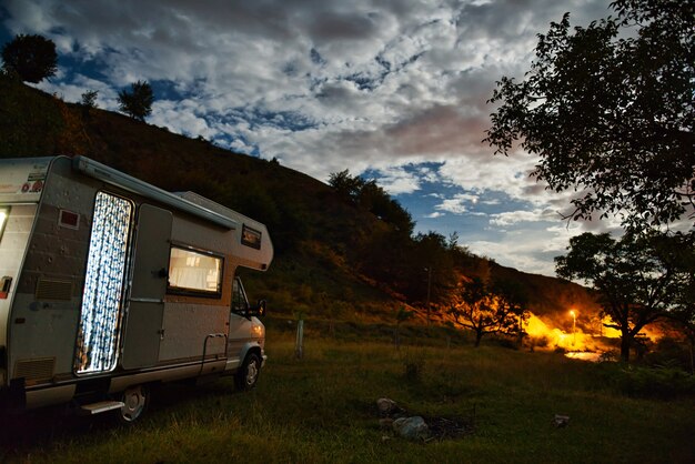 Nachtscène met camper camper in de natuur