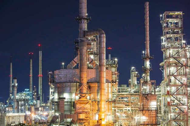 Nachtscène van olieraffinaderij en torenkolom van de petrochemie-industrie