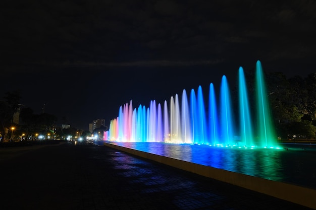 Nachtscène van watervallen in de poelen van het magische watercircuit in recreatiepark Lima, populair vanwege de kleurrijke kleuren van het water