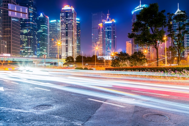 Nachtscène wolkenkrabbers en skylines in de Bund, Shanghai