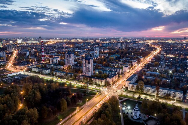 Nachtstad gefotografeerd vanuit de lucht.