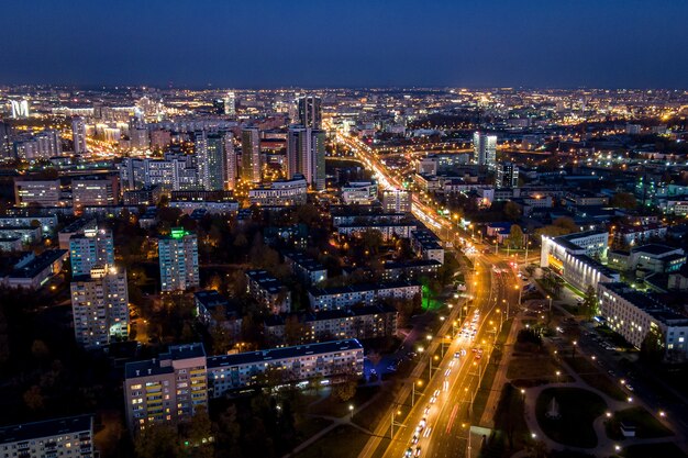 Nachtstad gefotografeerd vanuit de lucht.