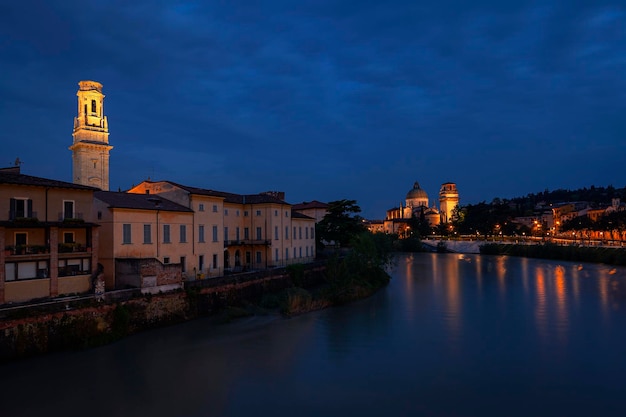 Nachtstad van de rivier de Verona Adige