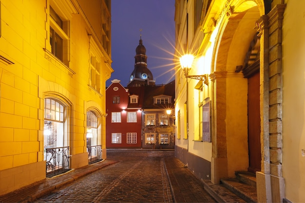 Nachtstraat in de oude binnenstad van Riga, Letland