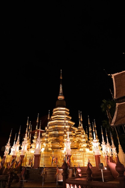 Nachttijd van de Gouden pagode bij Wat Phan Tao met een teakhouten kapel in Chiang Mai Thailand