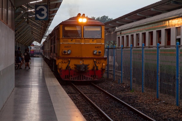 Nachttrein aankomst op het treinstation van hat yai