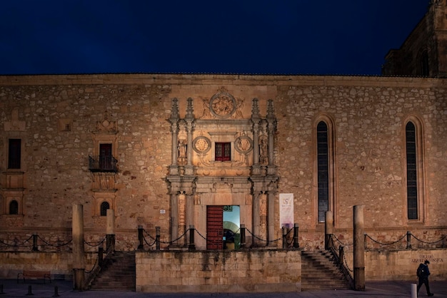 Nachtzicht op de gevel van het Colegio Arzobispo Fonseca in Salamanca