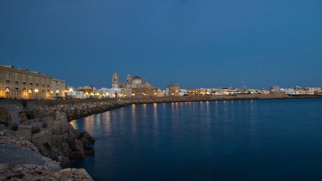 Nachtzicht op de stad cadiz met de zee