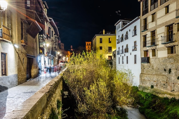 Nachtzicht op een straat in Granada, Andalusië, Zuid-Spanje