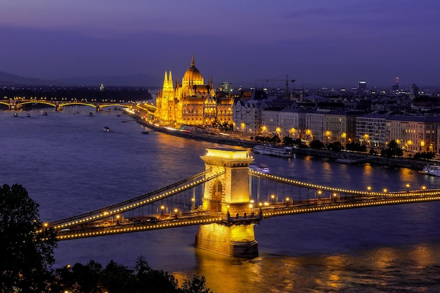 Nachtzicht op het Hongaarse parlement van de Kettingbrug en de rivier de Donau van het Buda-kasteel