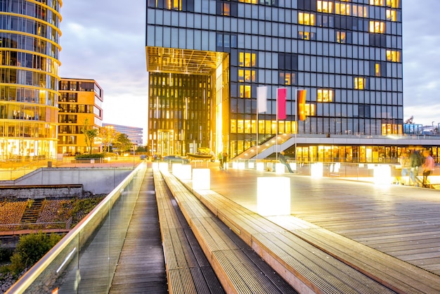 Nachtzicht op het moderne financiële district met verlichte gebouwen in de stad Düsseldorf, Duitsland