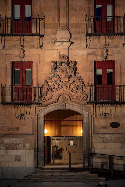 Nachtzicht van de ingang van de Hospederia Colegio Arzobispo Fonseca in Salamanca