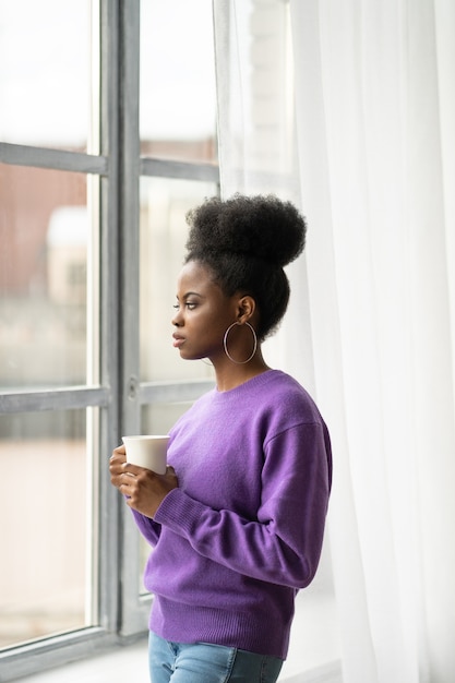 Nadenkend Afrikaanse vrouw denken, kijkend door het raam