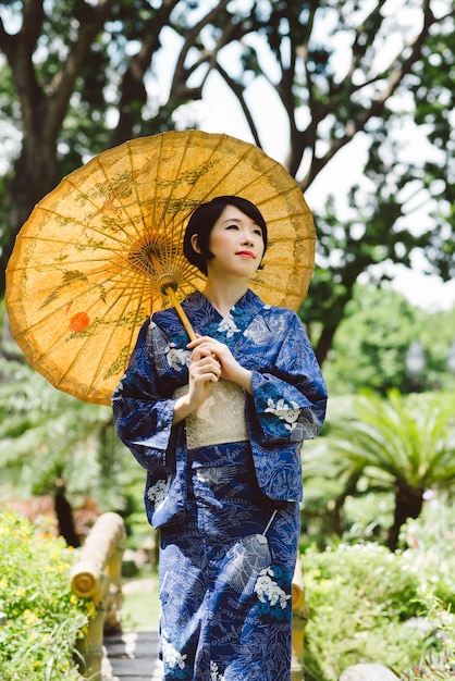 Nadenkend Japanse vrouw