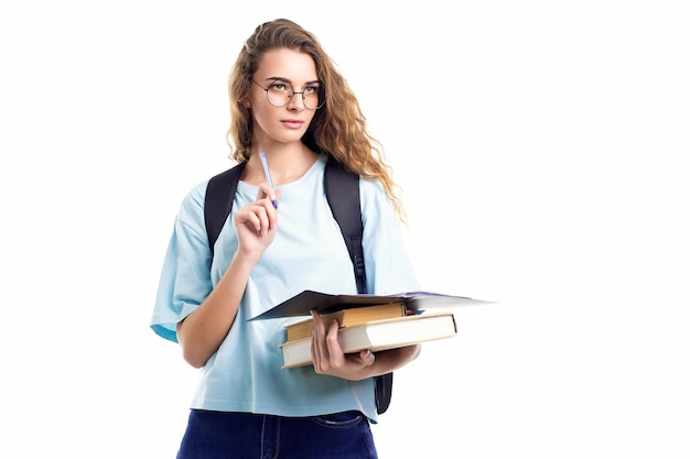 Nadenkend studentenmeisje houdt potlood en boeken vast terwijl ze wegkijkt onderwijsconcept