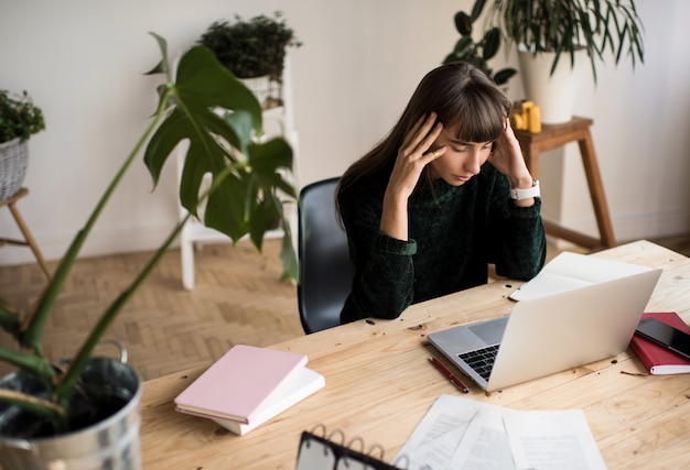 Nadenkend vrouw freelancer werkproject, gestrest gevoel, gemiste deadlines