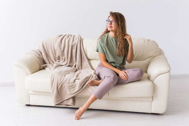 Nadenkend vrouw tijd doorbrengen zittend op de bank thuis