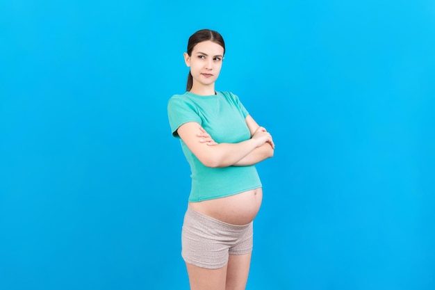 Nadenkend zwangere vrouw naam voor baby kiezen op gekleurde achtergrond droom en gelukkig zwangere vrouw denken verbeelden moederschap leven kopie ruimte