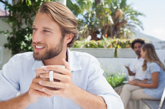 Nadenkende man met een kopje koffie