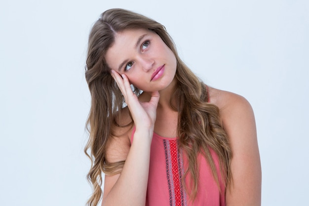 Nadenkende vrouw die haar hoofd houdt