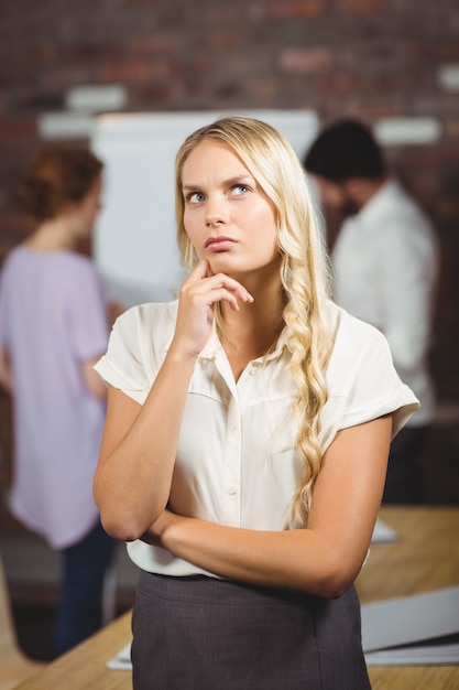 Foto nadenkende vrouw die zich in bureau bevindt